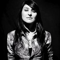 La bassiste de AQME rejoint Ernie Ball