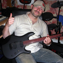 Il gagne une guitare et vous nargue !
