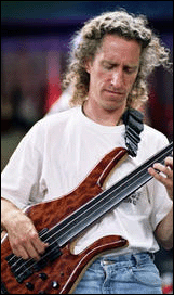 Le bassiste Michael Manring en d�mo en magasin