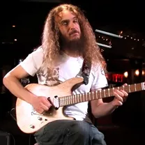 Guthrie Govan présente sa nouvelle six cordes prototype Charvel
