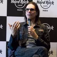 Steve Vai fait une halte au Hard Rock Café de Paris