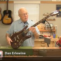 Une guitare en terre cuite