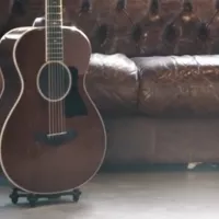 Un stand intégré directement sur la guitare