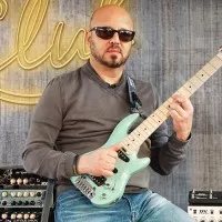 DV Mark se lance dans la guitare de voyage