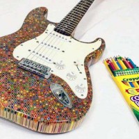 Une guitare faite de 1200 crayons de couleur