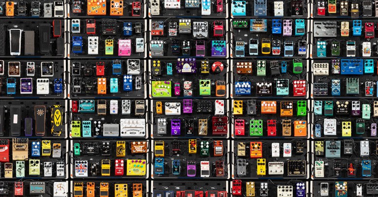 319 pédales sur le plus grand pedalboard au monde