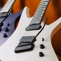 MusicMan revoit les modèles de Tosin Abasi et Steve Lukather