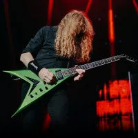 Dave Mustaine signe des modèles chez Epiphone et Kramer