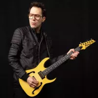 Le modèle PGM de Paul Gilbert est de retour chez Ibanez