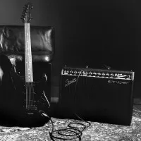 Fender collabore avec Yves Saint Laurent pour une guitare, un ampli et un médiator