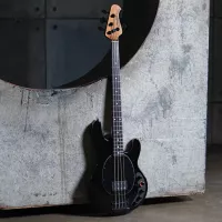 La Sterling DarkRay intègre deux distorsions à une basse au design classique