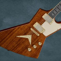 Dean confirme son placement haut de gamme avec la Zero Pickguard Gloss Natural