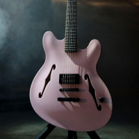 Tom DeLonge signe sa deuxième Fender signature, une Starcaster à un micro