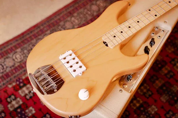 Découvrez la basse signature de Joe Dart chez Sterling en édition