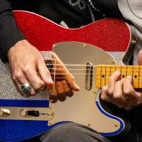 Fender rend hommage à Buck Owens avec une Telecaster et une acoustique