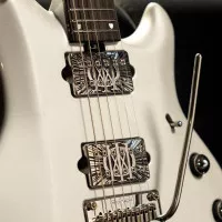 John Petrucci fête les 10 ans du modèle Music Man Majesty avec une édition limitée