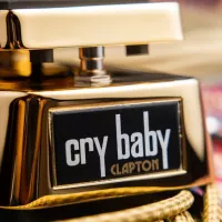 Eric Clapton signe enfin sa version signature de la wah-wah Crybaby