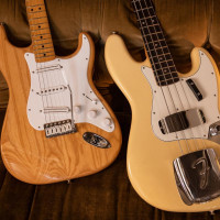 Le groupe Khruangbin signe un duo de modèles chez Fender