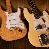 Le groupe Khruangbin signe un duo de modèles chez Fender
