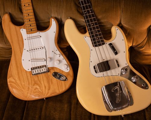 Le groupe Khruangbin signe un duo de modèles chez Fender