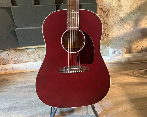 Test de la guitare acoustique Gibson J-45 Special Satin Wine Red