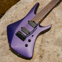 Music Man et Tosin Abasi, guitariste d'Animals as Leaders, déclinent une version Sterling de la Kaizer