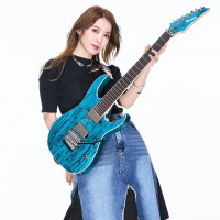 La virtuose Hazuki collabore avec Ibanez pour une guitare signature au design particulièrement marquant