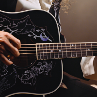 Kirk Hammett se penche sur l'acoustique avec sa Gibson Raven