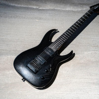 Misha Mansoor sort une version 7 cordes Evertune de sa Jackson Juggernaut