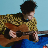 Jacob Collier décline sa Taylor 5 cordes dans deux versions plus accessibles