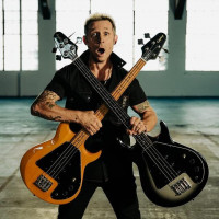 Mike Dirnt sort son modèle Epiphone Grabber signature