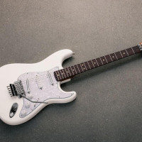 Fender fête les 50 ans de Iron Maiden avec quatre guitares et une basse