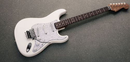 Fender fête les 50 ans de Iron Maiden avec quatre guitares et une basse