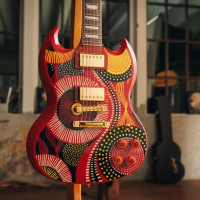 Fatoumata Diawara sort la SG la plus cool de l'année chez Epiphone