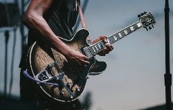 Gibson conçoit un troisième modèle signature pour le bluesman Gary Clark Jr.