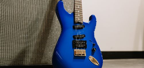 Charvel relance la Blue Burst de Jake E. Lee, les années 80 au goût du jour