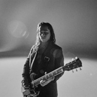 Le guitariste de Greta Van Fleet bloque le vibrato Sideways pour sa SG signature