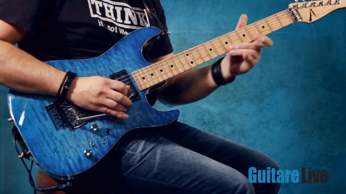 En utilisant les gammes mineure mélodique et diminuée