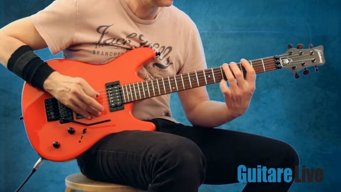 1ère position de A min penta   Tapping quartes 12ème ou 13ème cases