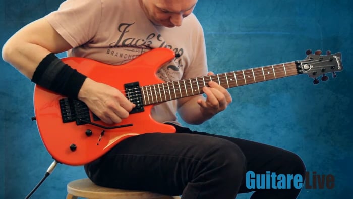 A min penta en tierces en slide sur corde Mi aigue