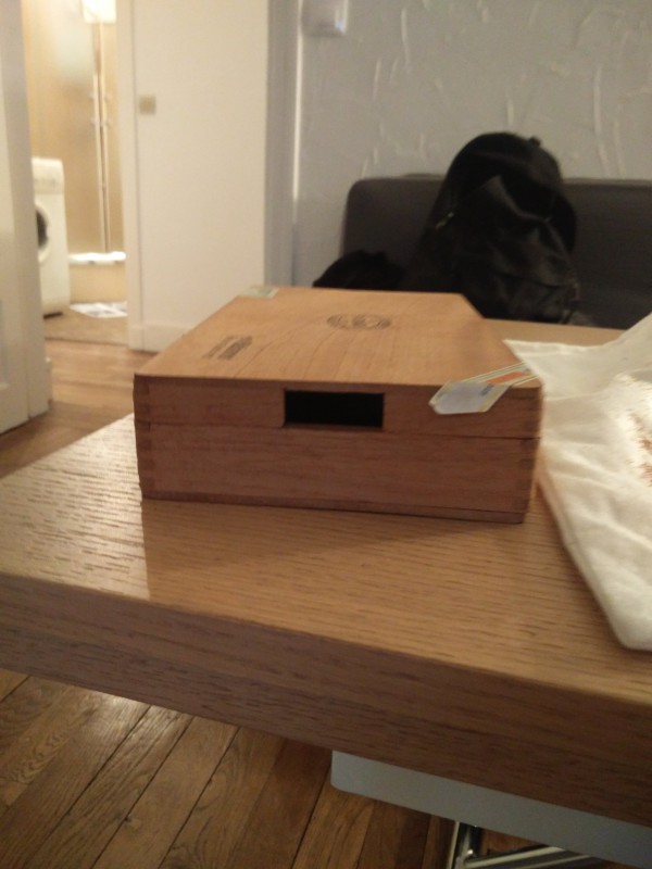 Première Cigar Box Guitar Projet Terminé Photos Guitare La Boite Et Le Manche En Chêne De Chez Casto