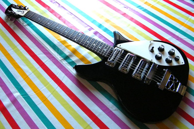 "RICKENBACKER" par Harley Benton. Qui a testé ? Guitare électrique